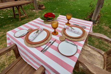 Ebedi bir çiftlikte romantik bir masa, iki kişilik bir masa, altın ışıkla öpülmüş, her detay Kutsal Vadi 'nin kalbine romantizm fısıldıyor. 