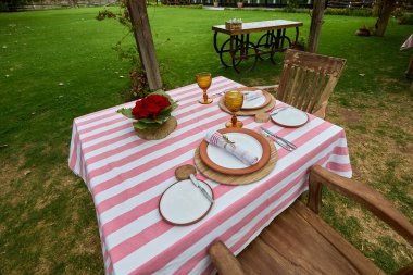 Ebedi bir çiftlikte romantik bir masa, iki kişilik bir masa, altın ışıkla öpülmüş, her detay Kutsal Vadi 'nin kalbine romantizm fısıldıyor. 