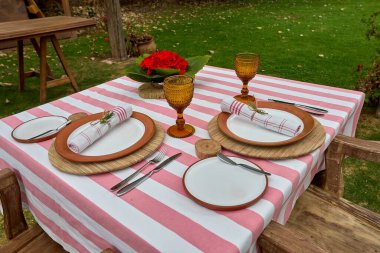 Ebedi bir çiftlikte romantik bir masa, iki kişilik bir masa, altın ışıkla öpülmüş, her detay Kutsal Vadi 'nin kalbine romantizm fısıldıyor. 