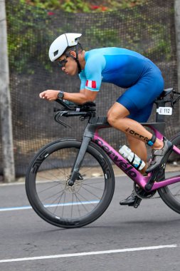 IRONMAN 70.3 Lima bisiklet bacağı. Saniyeler podyumu tanımlarken her watt sayılıyor.