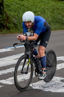 IRONMAN 70.3 Lima bisiklet bacağı. Saniyeler podyumu tanımlarken her watt sayılıyor.