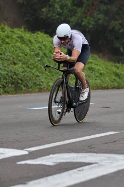 IRONMAN 70.3 Lima bisiklet bacağı. Saniyeler podyumu tanımlarken her watt sayılıyor.