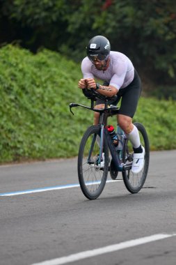 IRONMAN 70.3 Lima bisiklet bacağı. Saniyeler podyumu tanımlarken her watt sayılıyor.