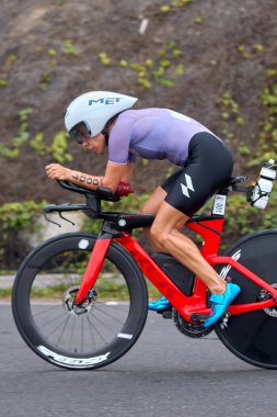 IRONMAN 70.3 Lima bisiklet bacağı. Saniyeler podyumu tanımlarken her watt sayılıyor.