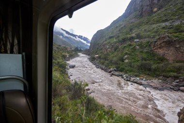 And Dağları 'nın kalbinden Machu Picchu' ya giden tren kükreyen Vilcanota Nehri 'nin kıyısına doğru ilerliyor. Her dönüşte, doğanın saf güzelliği ortaya çıkar..