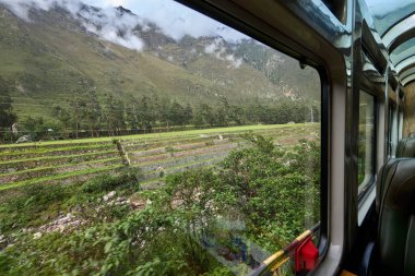 And Dağları 'nın kalbinden Machu Picchu' ya giden tren kükreyen Vilcanota Nehri 'nin kıyısına doğru ilerliyor. Her dönüşte, doğanın saf güzelliği ortaya çıkar..