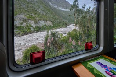 And Dağları 'nın kalbinden Machu Picchu' ya giden tren kükreyen Vilcanota Nehri 'nin kıyısına doğru ilerliyor. Her dönüşte, doğanın saf güzelliği ortaya çıkar..