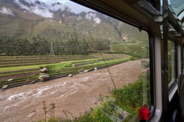 And Dağları 'nın kalbinden Machu Picchu' ya giden tren kükreyen Vilcanota Nehri 'nin kıyısına doğru ilerliyor. Her dönüşte, doğanın saf güzelliği ortaya çıkar..