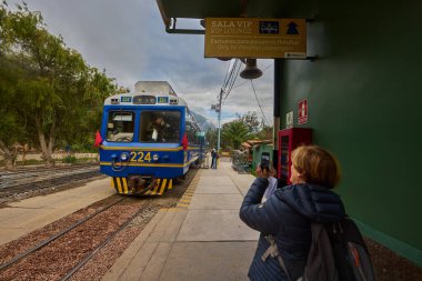 And Dağları 'nın kalbinden Machu Picchu' ya giden tren kükreyen Vilcanota Nehri 'nin kıyısına doğru ilerliyor. Her dönüşte, doğanın saf güzelliği ortaya çıkar..
