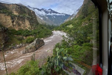 And Dağları 'nın kalbinden Machu Picchu' ya giden tren kükreyen Vilcanota Nehri 'nin kıyısına doğru ilerliyor. Her dönüşte, doğanın saf güzelliği ortaya çıkar..