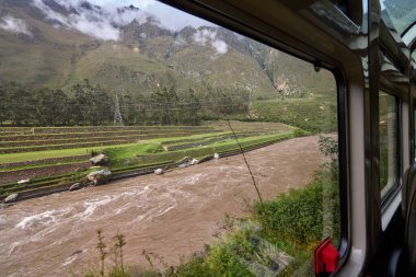 And Dağları 'nın kalbinden Machu Picchu' ya giden tren kükreyen Vilcanota Nehri 'nin kıyısına doğru ilerliyor. Her dönüşte, doğanın saf güzelliği ortaya çıkar..