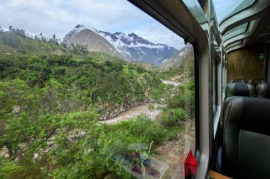 And Dağları 'nın kalbinden Machu Picchu' ya giden tren kükreyen Vilcanota Nehri 'nin kıyısına doğru ilerliyor. Her dönüşte, doğanın saf güzelliği ortaya çıkar..