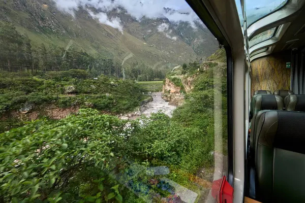 And Dağları 'nın kalbinden Machu Picchu' ya giden tren kükreyen Vilcanota Nehri 'nin kıyısına doğru ilerliyor. Her dönüşte, doğanın saf güzelliği ortaya çıkar..