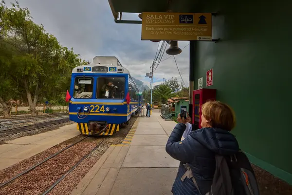And Dağları 'nın kalbinden Machu Picchu' ya giden tren kükreyen Vilcanota Nehri 'nin kıyısına doğru ilerliyor. Her dönüşte, doğanın saf güzelliği ortaya çıkar..