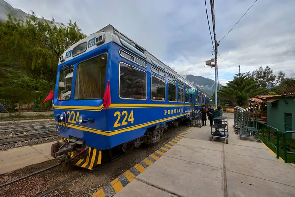 And Dağları 'nın kalbinden Machu Picchu' ya giden tren kükreyen Vilcanota Nehri 'nin kıyısına doğru ilerliyor. Her dönüşte, doğanın saf güzelliği ortaya çıkar..