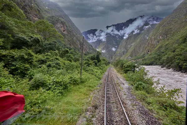And Dağları 'nın kalbinden Machu Picchu' ya giden tren kükreyen Vilcanota Nehri 'nin kıyısına doğru ilerliyor. Her dönüşte, doğanın saf güzelliği ortaya çıkar..