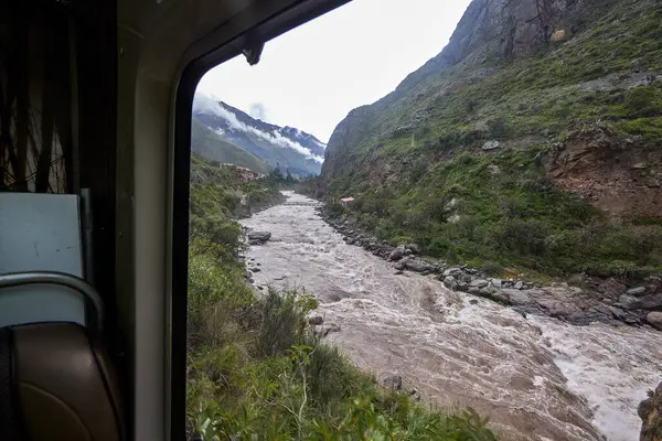 And Dağları 'nın kalbinden Machu Picchu' ya giden tren kükreyen Vilcanota Nehri 'nin kıyısına doğru ilerliyor. Her dönüşte, doğanın saf güzelliği ortaya çıkar..