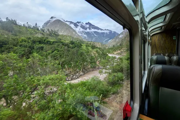 And Dağları 'nın kalbinden Machu Picchu' ya giden tren kükreyen Vilcanota Nehri 'nin kıyısına doğru ilerliyor. Her dönüşte, doğanın saf güzelliği ortaya çıkar..