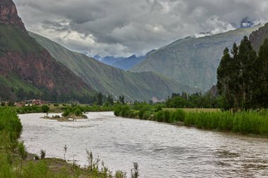 And Dağlarının Altında Hasat: Çiçek 'teki Kutsal Vadi, Kutsal Vadi' deki Çiftlik Alanları