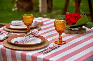 Ebedi bir çiftlikte romantik bir masa, iki kişilik bir masa, altın ışıkla öpülmüş, her detay Kutsal Vadi 'nin kalbine romantizm fısıldıyor. 
