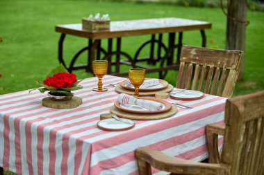 Ebedi bir çiftlikte romantik bir masa, iki kişilik bir masa, altın ışıkla öpülmüş, her detay Kutsal Vadi 'nin kalbine romantizm fısıldıyor. 
