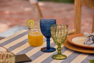 Ebedi bir çiftlikte romantik bir masa, iki kişilik bir masa, altın ışıkla öpülmüş, her detay Kutsal Vadi 'nin kalbine romantizm fısıldıyor. 