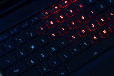 Yüksek Performans Oyun Bilgisayarı 'nın aydınlatılmış RGB Klavyesi. QWERTY.