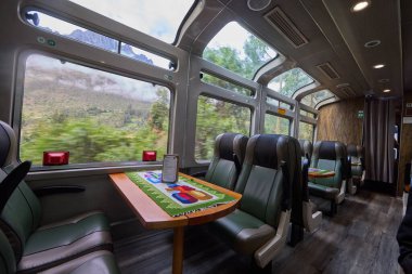 Machu Picchu 'ya giden trende gezginler her anın tadını çıkarıyorlar. And Dağları pencerelerin dışında sergilenirken ve içeriden iyi titreşimler gelirken yolculuk da varış noktası kadar büyülü..