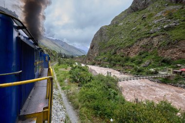Machu Picchu 'ya giden trende gezginler her anın tadını çıkarıyorlar. And Dağları pencerelerin dışında sergilenirken ve içeriden iyi titreşimler gelirken yolculuk da varış noktası kadar büyülü..