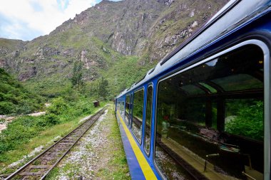 And Dağları 'nın kalbinden Machu Picchu' ya giden tren kükreyen Vilcanota Nehri 'nin kıyısına doğru ilerliyor. Her dönüşte, doğanın saf güzelliği ortaya çıkar..