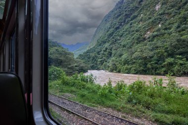 And Dağları 'nın kalbinden Machu Picchu' ya giden tren kükreyen Vilcanota Nehri 'nin kıyısına doğru ilerliyor. Her dönüşte, doğanın saf güzelliği ortaya çıkar..