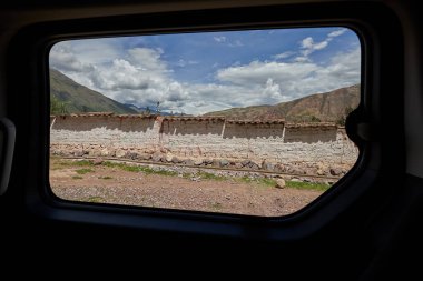 And Dağları 'nın kalbinden Machu Picchu' ya giden tren kükreyen Vilcanota Nehri 'nin kıyısına doğru ilerliyor. Her dönüşte, doğanın saf güzelliği ortaya çıkar..