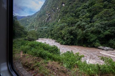And Dağları 'nın kalbinden Machu Picchu' ya giden tren kükreyen Vilcanota Nehri 'nin kıyısına doğru ilerliyor. Her dönüşte, doğanın saf güzelliği ortaya çıkar..