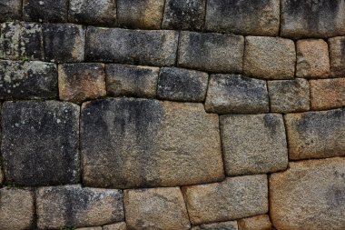 Machu Picchu, Peru 'nun And Dağları' nın yükseklerinde yer alıyor. Etrafı yemyeşil tepeler ve dramatik bulutlarla çevrili taş kalıntıları İnkaların inanılmaz mühendislik ve mimari becerilerini sergiliyor..