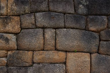 Machu Picchu, Peru 'nun And Dağları' nın yükseklerinde yer alıyor. Etrafı yemyeşil tepeler ve dramatik bulutlarla çevrili taş kalıntıları İnkaların inanılmaz mühendislik ve mimari becerilerini sergiliyor..