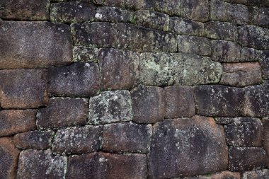 Machu Picchu, Peru 'nun And Dağları' nın yükseklerinde yer alıyor. Etrafı yemyeşil tepeler ve dramatik bulutlarla çevrili taş kalıntıları İnkaların inanılmaz mühendislik ve mimari becerilerini sergiliyor..