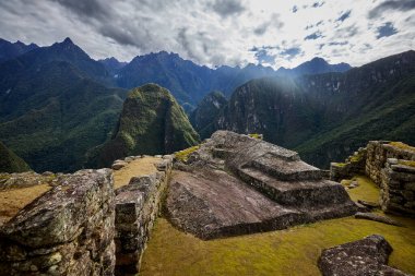 Machu Picchu, Peru 'nun And Dağları' nın yükseklerinde yer alıyor. Etrafı yemyeşil tepeler ve dramatik bulutlarla çevrili taş kalıntıları İnkaların inanılmaz mühendislik ve mimari becerilerini sergiliyor..