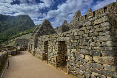 Machu Picchu, Peru 'nun And Dağları' nın yükseklerinde yer alıyor. Etrafı yemyeşil tepeler ve dramatik bulutlarla çevrili taş kalıntıları İnkaların inanılmaz mühendislik ve mimari becerilerini sergiliyor..