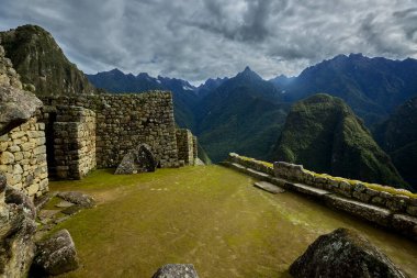 Machu Picchu, Peru 'nun And Dağları' nın yükseklerinde yer alıyor. Etrafı yemyeşil tepeler ve dramatik bulutlarla çevrili taş kalıntıları İnkaların inanılmaz mühendislik ve mimari becerilerini sergiliyor..