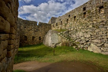 Machu Picchu, Peru 'nun And Dağları' nın yükseklerinde yer alıyor. Etrafı yemyeşil tepeler ve dramatik bulutlarla çevrili taş kalıntıları İnkaların inanılmaz mühendislik ve mimari becerilerini sergiliyor..