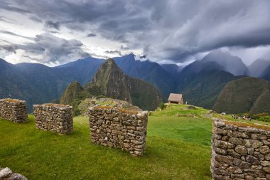 Machu Picchu, Peru 'nun And Dağları' nın yükseklerinde yer alıyor. Etrafı yemyeşil tepeler ve dramatik bulutlarla çevrili taş kalıntıları İnkaların inanılmaz mühendislik ve mimari becerilerini sergiliyor..