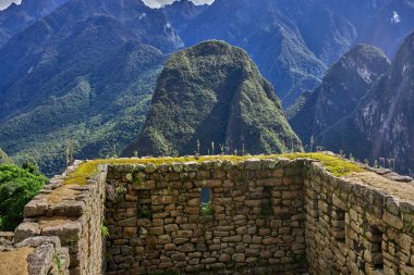 Machu Picchu, Peru 'nun And Dağları' nın yükseklerinde yer alıyor. Etrafı yemyeşil tepeler ve dramatik bulutlarla çevrili taş kalıntıları İnkaların inanılmaz mühendislik ve mimari becerilerini sergiliyor..