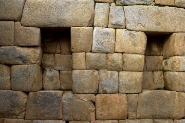 Machu Picchu, Peru 'nun And Dağları' nın yükseklerinde yer alıyor. Etrafı yemyeşil tepeler ve dramatik bulutlarla çevrili taş kalıntıları İnkaların inanılmaz mühendislik ve mimari becerilerini sergiliyor..