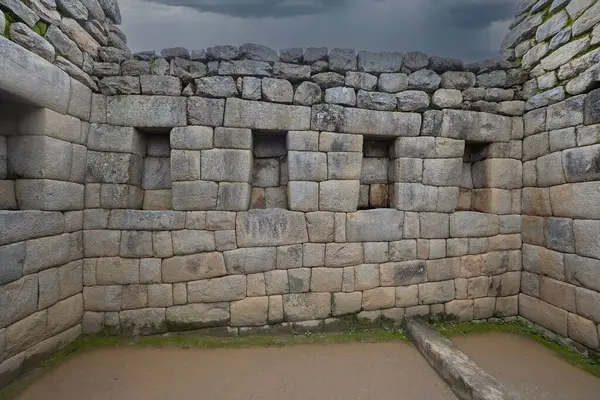 Machu Picchu, Peru 'nun And Dağları' nın yükseklerinde yer alıyor. Etrafı yemyeşil tepeler ve dramatik bulutlarla çevrili taş kalıntıları İnkaların inanılmaz mühendislik ve mimari becerilerini sergiliyor..