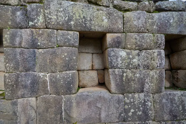 Machu Picchu, Peru 'nun And Dağları' nın yükseklerinde yer alıyor. Etrafı yemyeşil tepeler ve dramatik bulutlarla çevrili taş kalıntıları İnkaların inanılmaz mühendislik ve mimari becerilerini sergiliyor..