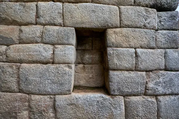 Machu Picchu, Peru 'nun And Dağları' nın yükseklerinde yer alıyor. Etrafı yemyeşil tepeler ve dramatik bulutlarla çevrili taş kalıntıları İnkaların inanılmaz mühendislik ve mimari becerilerini sergiliyor..
