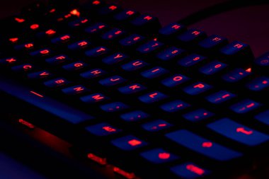 Qwerty Masasında Renkli RGB Oyun Klavyesi