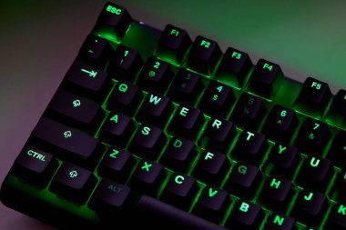 Qwerty Masasında Renkli RGB Oyun Klavyesi