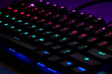 Qwerty Masasında Renkli RGB Oyun Klavyesi