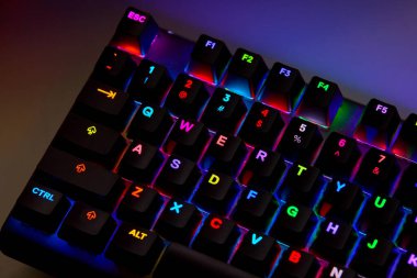 Qwerty Masasında Renkli RGB Oyun Klavyesi